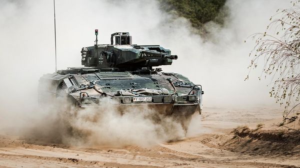 Ein Schützenpanzer "Puma" vom Panzergrenadierbataillon 112 fährt durch das Gelände auf dem Truppenübungsplatz Oberlausitz. Foto: Bundeswehr/Maximilian Schulz