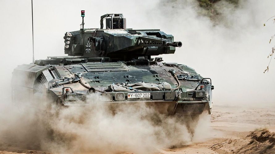 Ein Schützenpanzer "Puma" vom Panzergrenadierbataillon 112 fährt durch das Gelände auf dem Truppenübungsplatz Oberlausitz. Foto: Bundeswehr/Maximilian Schulz 