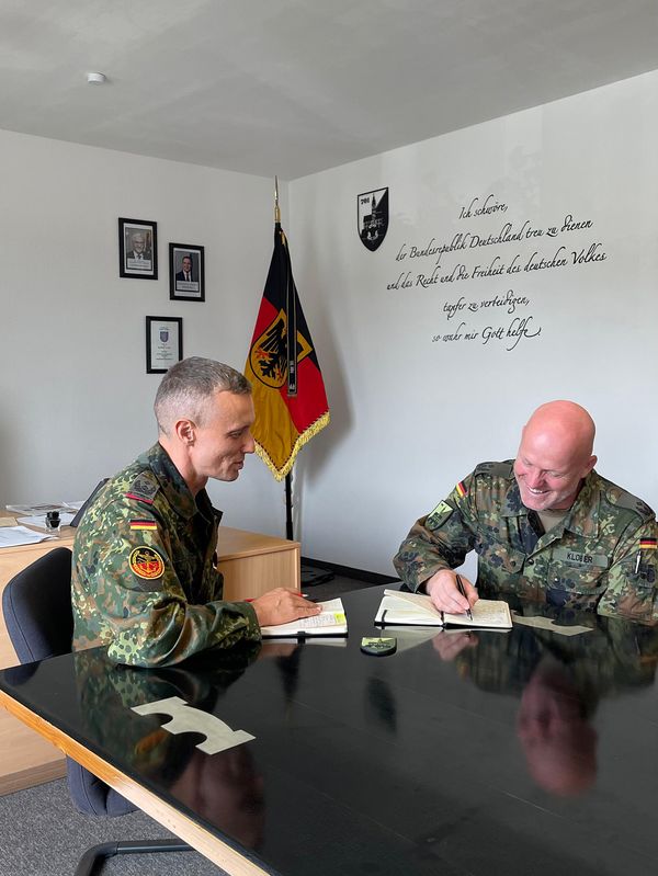 Oberstleutnant i.G. Marcel Bohnert (l.) im Gespräch mit dem Kommandeur des Panzerpionierbataillons 701, Oberstleutnant Tobias Kloiber. Foto: DBwV