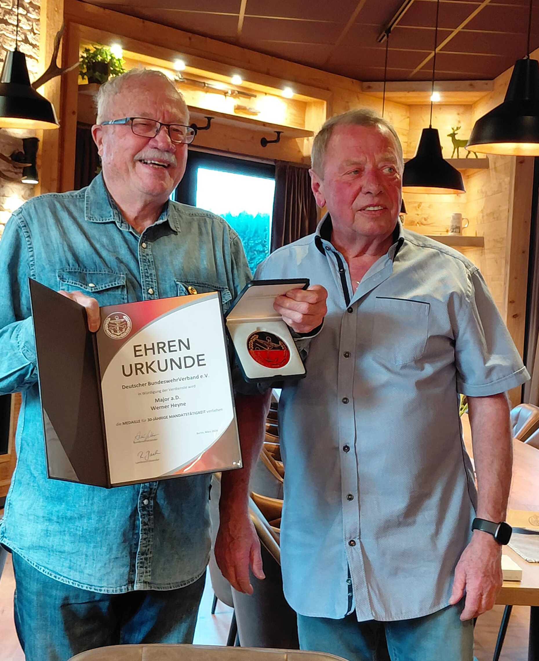 Nachdem er für weitere vier Jahre in den Vorstand der KERH Marienberg gewählt wurde, wurde Werner Heye für eine Mandatstätigkeit von insgesamt 30 Jahren ausgezeichnet. Foto: Uwe Patz