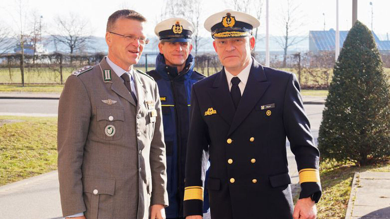 In Kiel (v.l.n.r.): Oberst André Wüstner, Oberstabsbootsmann René Sirock und Flottillenadmiral Christian Walter Meyer. Foto: LV Nord