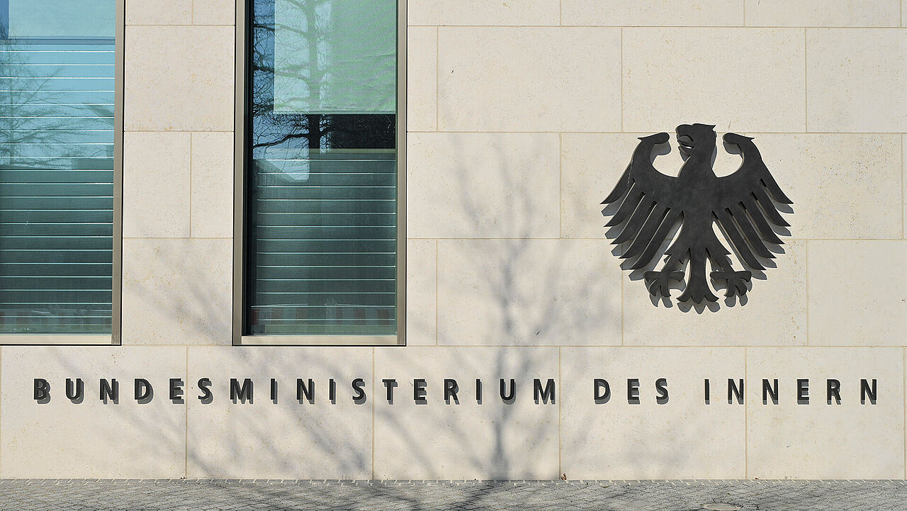 Bild vom Eingang des Bundesinnenministeriums.