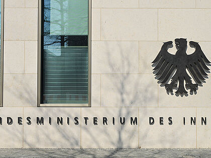 Bild vom Eingang des Bundesinnenministeriums.