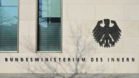 Bild vom Eingang des Bundesinnenministeriums.