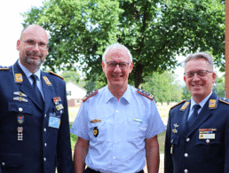 In Bückeburg: Hauptmann Michael Scholz, der Stellvertreter des Inspekteurs der Luftwaffe, Generalleutnant Ansgar Rieks und Hauptmann Andreas Steinmetz (v.l.). Foto: DBwV