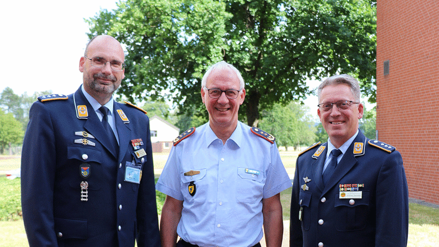 In Bückeburg: Hauptmann Michael Scholz, der Stellvertreter des Inspekteurs der Luftwaffe, Generalleutnant Ansgar Rieks und Hauptmann Andreas Steinmetz (v.l.). Foto: DBwV