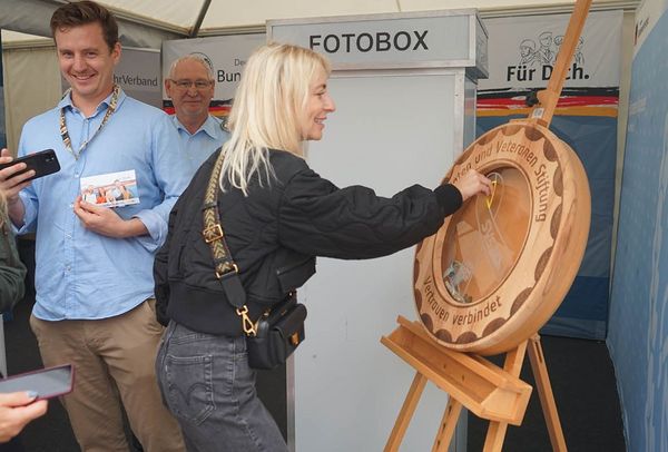 Auch Charlotte Falkenhorst aus Köln unterstützte die Soldaten und Veteranen Stiftung mit einer Spende. Foto: DBwV/Kruse