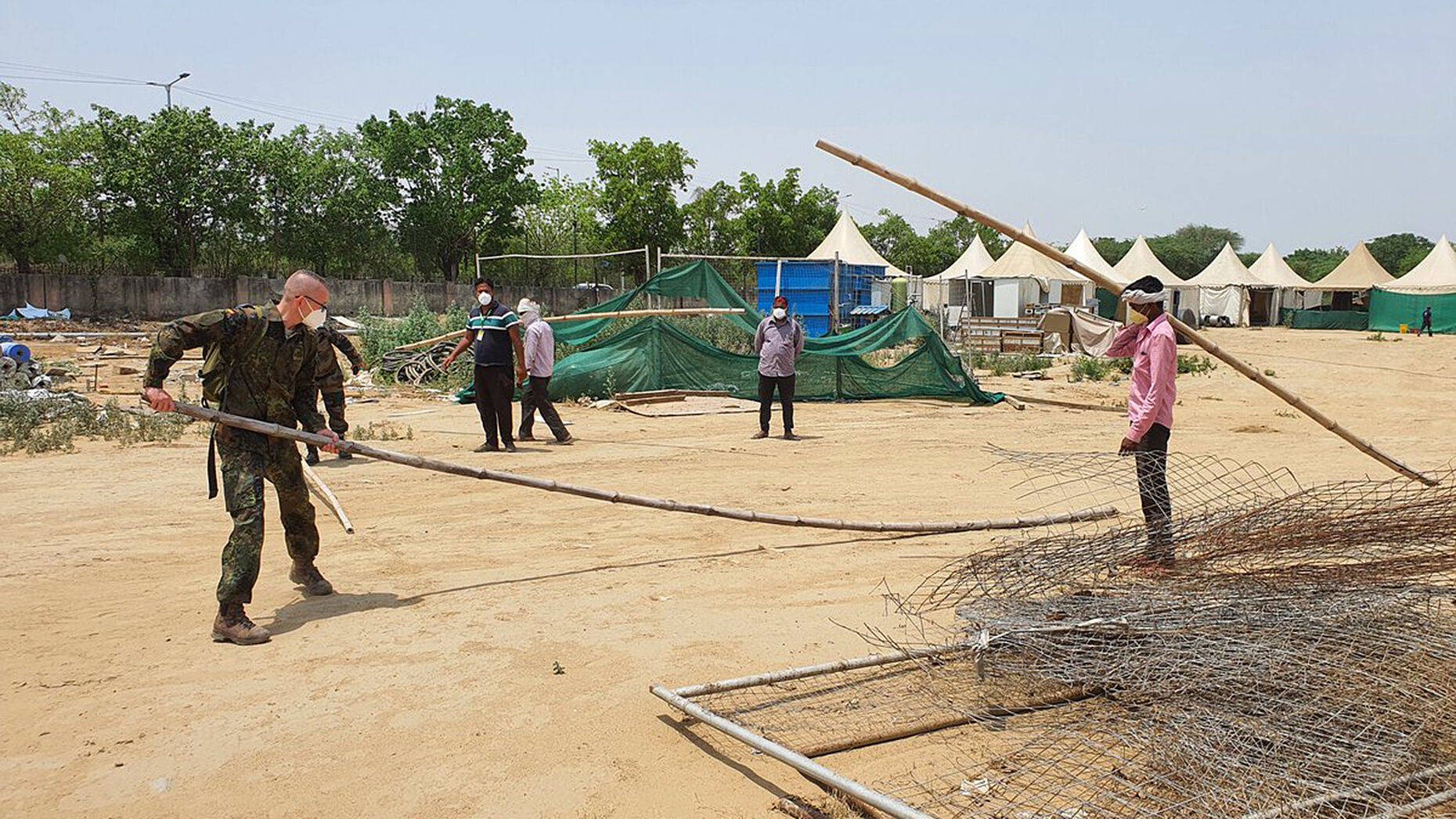 Medizinisches Fachpersonal des Sanitätsdienstes der Bundeswehr wurde bereits am 01. Mai 2021 nach Neu-Delhi geflogen, um den Aufbau der Anlage vorzubereiten. Foto: Twitter/Verteidigungsministerium