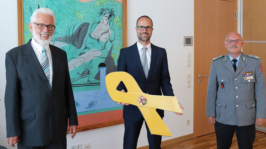 Oberstleutnant a.D. Thomas Sohst (l.), Vorsitzender Landesverband West im DBwV, überreichte die Gelbe Schleife an den Chef der Staatskanzlei, Staatssekretär Clemens Hoch (Mitte). Foto: DBwV