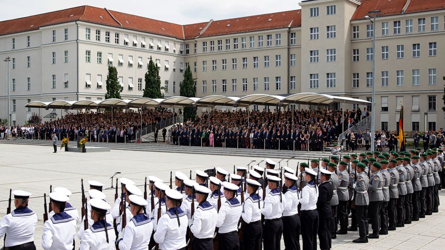 Das Feierliche Gelöbnis am 20. Juli 2019. In diesem Jahr wird der Paradeplatz des BMVg deutlich leerer sein. Foto: Bundeswehr/Jonas Weber