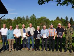Der neue Vorstand mit den Geehrten: Ehrenvorsitzender Hubertus Fromm, Reinhold Gala, Klemens Pfaff, Georg Dürbeck, Karl-Heinz Buld, Armin Bechmann, Alfons Fack, Karl-Heinz Held, Walter Schmidt, Willi Schiemann, Oliver Hartmann und Bernhard Hauber (v.l.) F