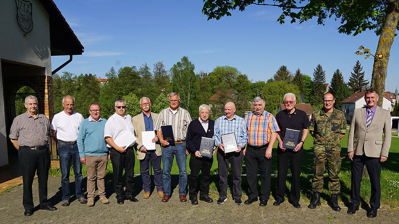 Der neue Vorstand mit den Geehrten: Ehrenvorsitzender Hubertus Fromm, Reinhold Gala, Klemens Pfaff, Georg Dürbeck, Karl-Heinz Buld, Armin Bechmann, Alfons Fack, Karl-Heinz Held, Walter Schmidt, Willi Schiemann, Oliver Hartmann und Bernhard Hauber (v.l.) F
