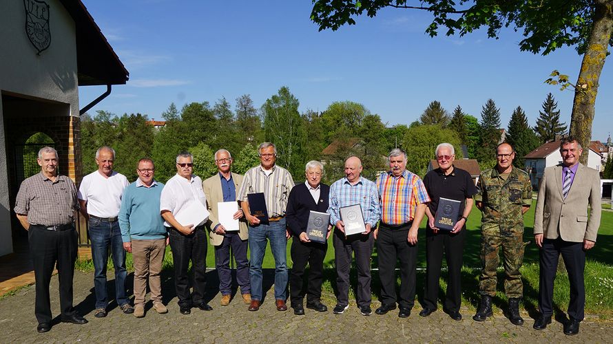 Der neue Vorstand mit den Geehrten: Ehrenvorsitzender Hubertus Fromm, Reinhold Gala, Klemens Pfaff, Georg Dürbeck, Karl-Heinz Buld, Armin Bechmann, Alfons Fack, Karl-Heinz Held, Walter Schmidt, Willi Schiemann, Oliver Hartmann und Bernhard Hauber (v.l.) F