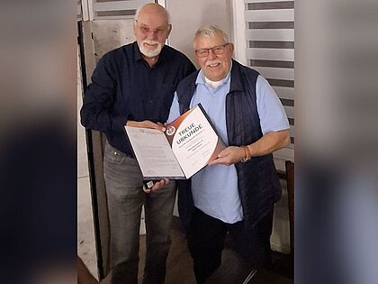 Aus den Händen des Vorsitzenden der sKERH Bad Düben, Oberstleutnant a. D: Andreas Patzelt (links) nach Gerd Fabian seine Treueurkunde für 50 Jahre Mitgliedschaft im DBwV entgegen. Foto: Peter Goldammer. Foto: DBwV