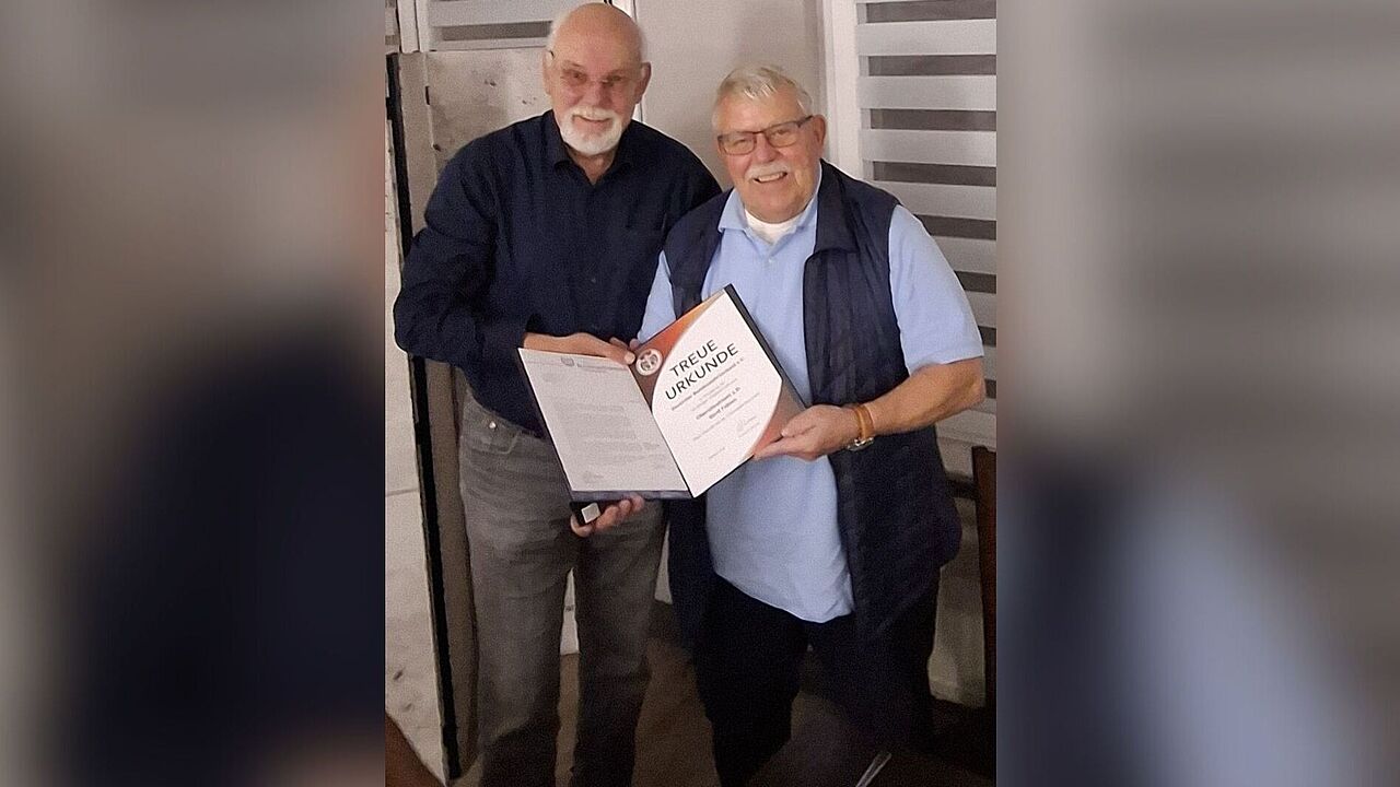 Aus den Händen des Vorsitzenden der sKERH Bad Düben, Oberstleutnant a. D: Andreas Patzelt (links) nach Gerd Fabian seine Treueurkunde für 50 Jahre Mitgliedschaft im DBwV entgegen. Foto: Peter Goldammer. Foto: DBwV