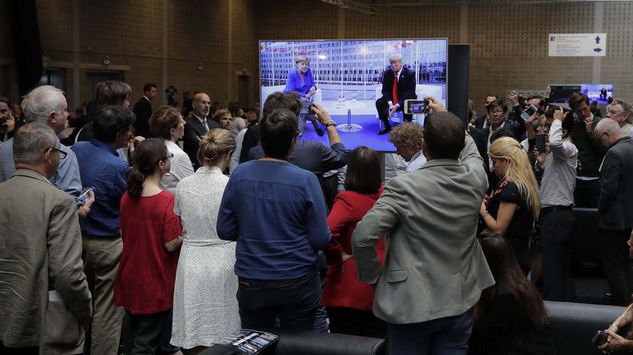 Gedrückte Stimmung: Bundeskanzlerin Angela Merkel und US-Präsident Donald Trump stehen auf dem Nato-Gipfel im Mittelpunkt Foto: dpa