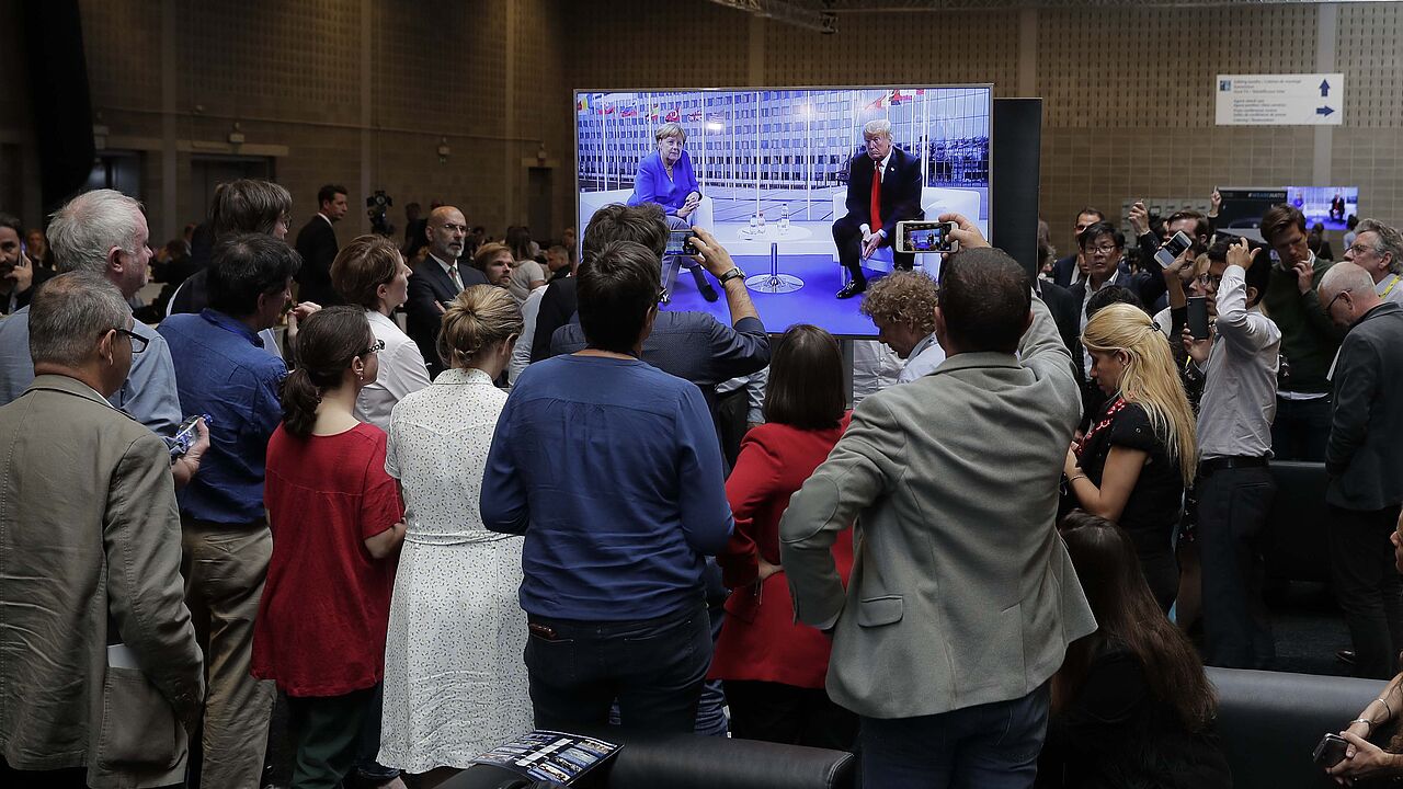 Gedrückte Stimmung: Bundeskanzlerin Angela Merkel und US-Präsident Donald Trump stehen auf dem Nato-Gipfel im Mittelpunkt Foto: dpa