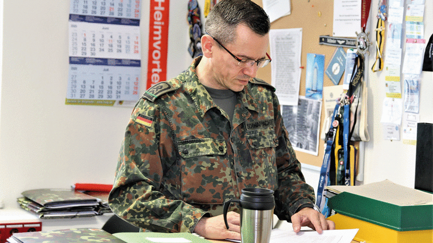 Stabsfeldwebel Thomas Schwappacher bei der Vorbereitung der Personalratssitzungen. Foto: DBwV/Hahn