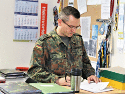 Stabsfeldwebel Thomas Schwappacher bei der Vorbereitung der Personalratssitzungen. Foto: DBwV/Hahn