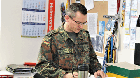 Stabsfeldwebel Thomas Schwappacher bei der Vorbereitung der Personalratssitzungen. Foto: DBwV/Hahn