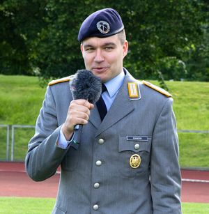Leiter des Organisationsteams: Leutnant Jan-Philipp Schuster bei der Moderation im vergangenen Jahr. Foto: DBwV/Vieth