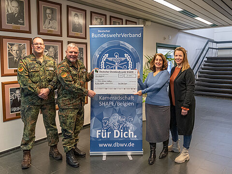Im Namen der Heinz-Volland-Stiftung dankten die Stabsfeldwebel Carsten Tüllner und Christian Haas (von links) den Vertreterinnen des Christkindelmarkt (CKM), Ines Klaffus und Kirsten Nix für die großzügige Spende. Foto: Rene Reer