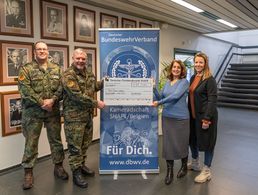 Im Namen der Heinz-Volland-Stiftung dankten die Stabsfeldwebel Carsten Tüllner und Christian Haas (von links) den Vertreterinnen des Christkindelmarkt (CKM), Ines Klaffus und Kirsten Nix für die großzügige Spende. Foto: Rene Reer