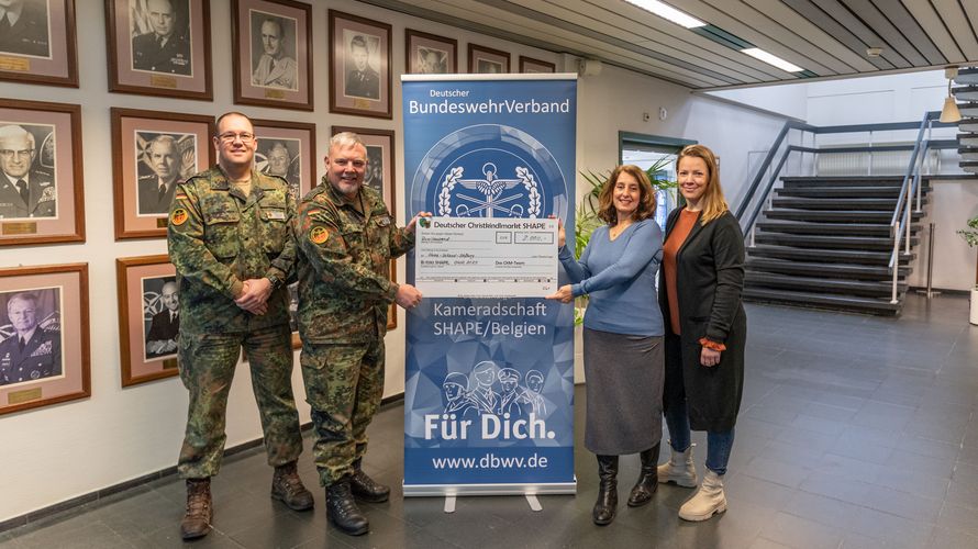 Im Namen der Heinz-Volland-Stiftung dankten die Stabsfeldwebel Carsten Tüllner und Christian Haas (von links) den Vertreterinnen des Christkindelmarkt (CKM), Ines Klaffus und Kirsten Nix für die großzügige Spende. Foto: Rene Reer