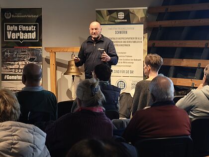 Die Betreuungsveranstaltung des FBZ Schwerin im Oktober 2025 nutzte der Standortbeauftragte des DBwV, Oberstabsfeldwebel a. D. Walter Trump, um den DBwV als Einsatzverband vorzustellen. Foto: Robert Byczynsky