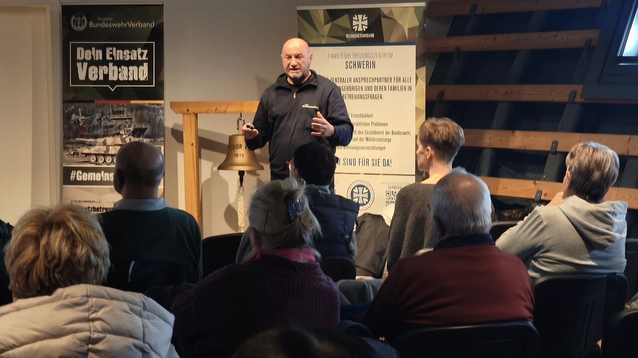 Die Betreuungsveranstaltung des FBZ Schwerin im Oktober 2025 nutzte der Standortbeauftragte des DBwV, Oberstabsfeldwebel a. D. Walter Trump, um den DBwV als Einsatzverband vorzustellen. Foto: Robert Byczynsky
