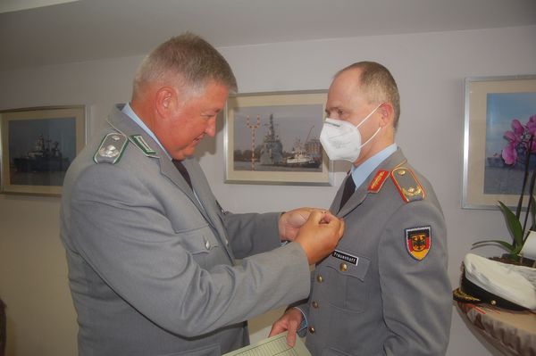 Oberstleutnant Thomas Behr ehrt Brigadegeneral Klaus Frauenhoff für 25 Jahre Treue zum DBwV. Foto: DBwV