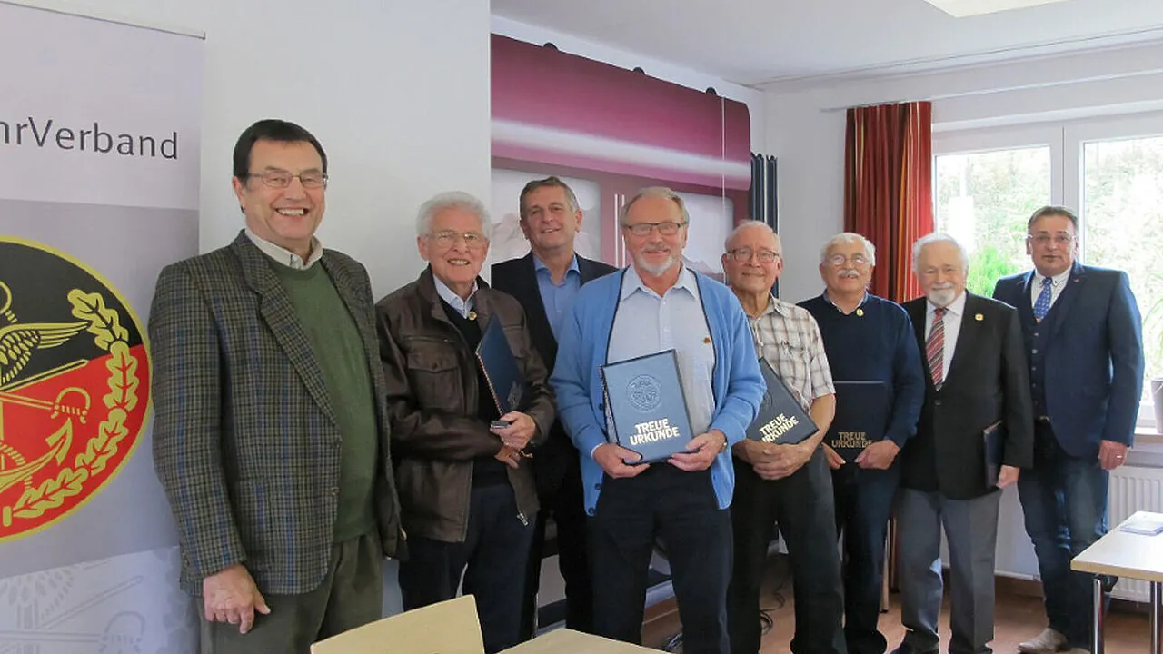 Vorsitzender KERH Donau-Iller Oberstleutnant a.D. Rüdiger Pauli (v.l.), die geehrten Mitglieder sowie Oberstabsfeldwebel a.D. Bernhard Hauber und Stabsfeldwebel a.D. Franz Jung. Foto: Walter Proneth