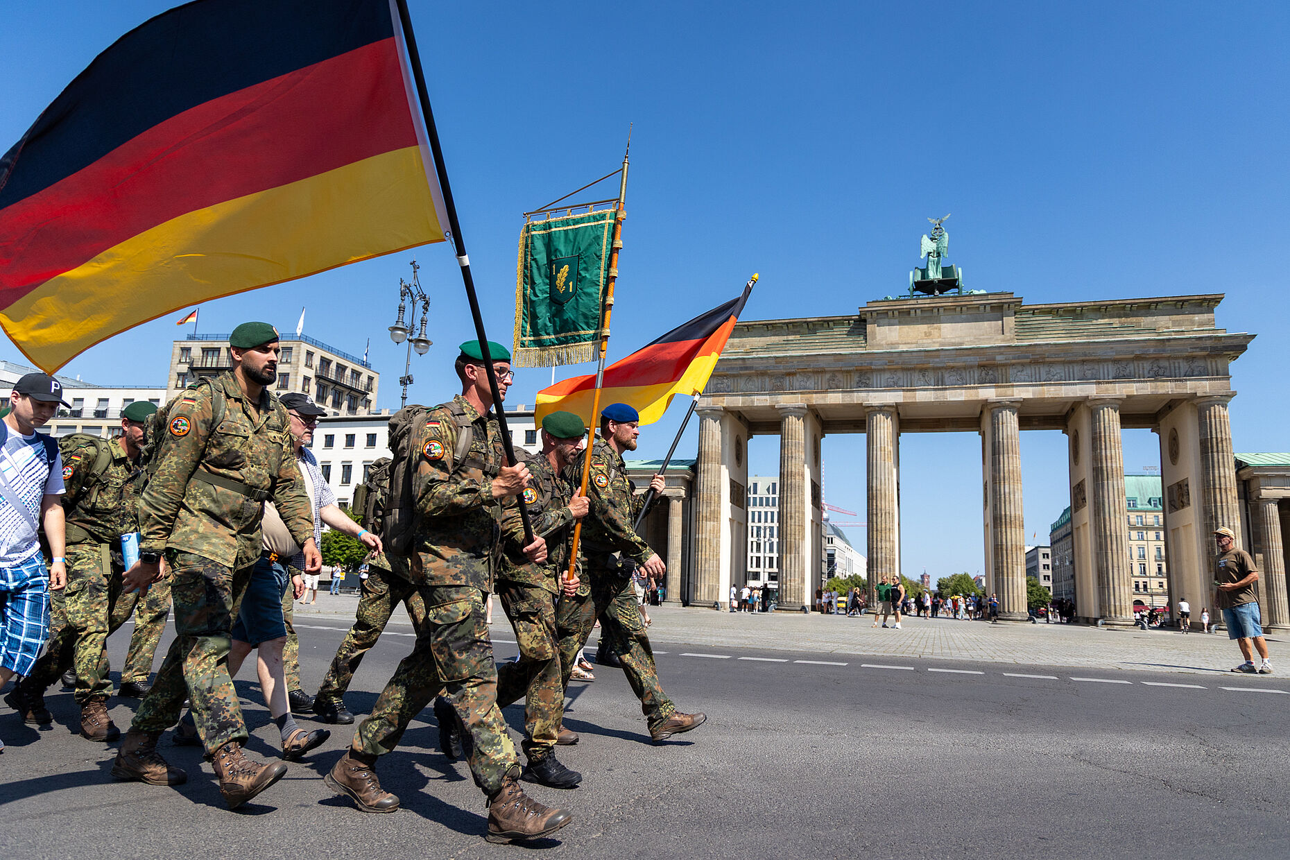 Ein Bild mit Symbolkraft: Der Marsch zum Gedenken vor dem Brandenburger Tor. Foto: DBwV/Yann Bombeke