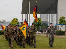 Veteranen vor dem Paul-Löbe-Haus in Berlin: Am 15. Juni steht die Hauptstadt ganz im Zeichen des 1. Nationalen Veteranentages in Deutschland. Archivfoto: DBwV/Yann Bombeke
