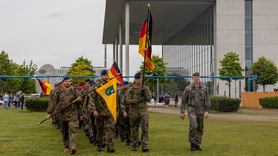 Veteranen vor dem Paul-Löbe-Haus in Berlin: Am 15. Juni steht die Hauptstadt ganz im Zeichen des 1. Nationalen Veteranentages in Deutschland. Archivfoto: DBwV/Yann Bombeke