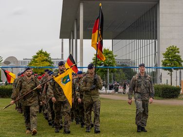 Veteranen vor dem Paul-Löbe-Haus in Berlin: Am 15. Juni steht die Hauptstadt ganz im Zeichen des 1. Nationalen Veteranentages in Deutschland. Archivfoto: DBwV/Yann Bombeke