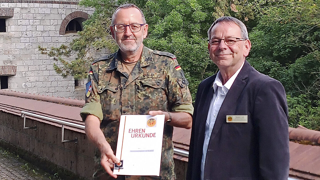 TruKa-Vorsitzender Oberstleutnant Helmut Nasler (l.) erhält vom Bezirksvorsitzenden Harald Lott die Verdienstnadel des DBwV in Silber. Foto: Mario Wehner