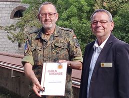 TruKa-Vorsitzender Oberstleutnant Helmut Nasler (l.) erhält vom Bezirksvorsitzenden Harald Lott die Verdienstnadel des DBwV in Silber. Foto: Mario Wehner