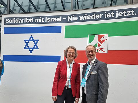 Gelegenheit zu persönlichen Gesprächen: Der Stellvertreter des Landesvorsitzenden, Stabsfeldwebel Volker Keil, hier mit Ina Scharrenbach, Ministerin für Heimat, Kommunales, Bau und Digitalisierung des Landes Nordrhein-Westfalen. Foto: DBwV