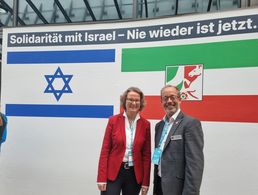 Gelegenheit zu persönlichen Gesprächen: Der Stellvertreter des Landesvorsitzenden, Stabsfeldwebel Volker Keil, hier mit Ina Scharrenbach, Ministerin für Heimat, Kommunales, Bau und Digitalisierung des Landes Nordrhein-Westfalen. Foto: DBwV