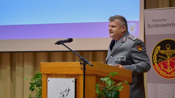 Oberst Tim Richardt dankte für die Verbundenheit und die Unterstützung der Ehemaligen mit aktiven Soldaten und Reservisten. Foto: Ingo Kaminsky