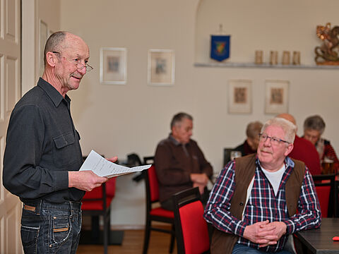 Vorsitzender Stabsfeldwebel a.D. Bernd Uiffinger gab beim Jahresabschluss die Planungen für Veranstaltungen der KERH im kommenden Jahr bekannt. Foto: IK