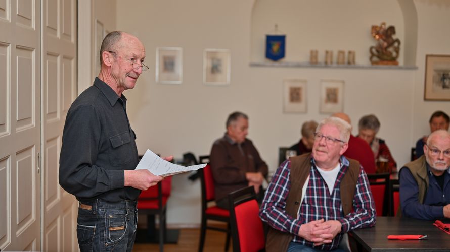 Vorsitzender Stabsfeldwebel a.D. Bernd Uiffinger gab beim Jahresabschluss die Planungen für Veranstaltungen der KERH im kommenden Jahr bekannt. Foto: IK