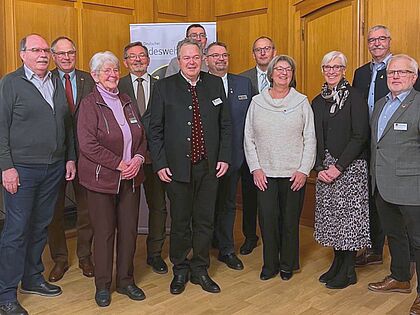 Der neugewählte Vorstand der KERH Kaufbeuren: Hartmut Schönmeyer (von links), Frank Oberbeck, Helga Firla, Hans-Günther Christmann, Manfred Odendahl, Christian Herles, Friedel Wegner, Reinhard Krömer, Gabriele Krömer, Gertrud Gellings, Wilhelm Gellings, Heinrich Petersen. Foto: Heinrich Petersen