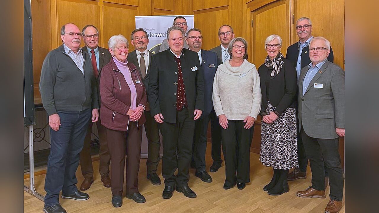 Der neugewählte Vorstand der KERH Kaufbeuren: Hartmut Schönmeyer (von links), Frank Oberbeck, Helga Firla, Hans-Günther Christmann, Manfred Odendahl, Christian Herles, Friedel Wegner, Reinhard Krömer, Gabriele Krömer, Gertrud Gellings, Wilhelm Gellings, Heinrich Petersen. Foto: Heinrich Petersen