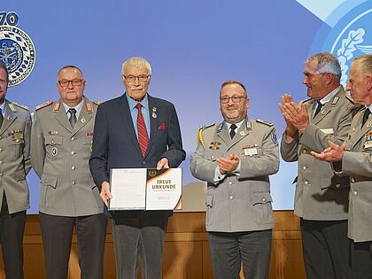 70 Jahre Standortkameradschaft München, 70 Jahre Deutscher BundeswehrVerband, 70 Jahre Mitgliedschaft: Die Ehrung von Hauptmann a.D. Helmut Heisner wurde zum bewegenden Höhepunkt des Jubiläumsfestaktes. Foto: Ingo Kaminsky