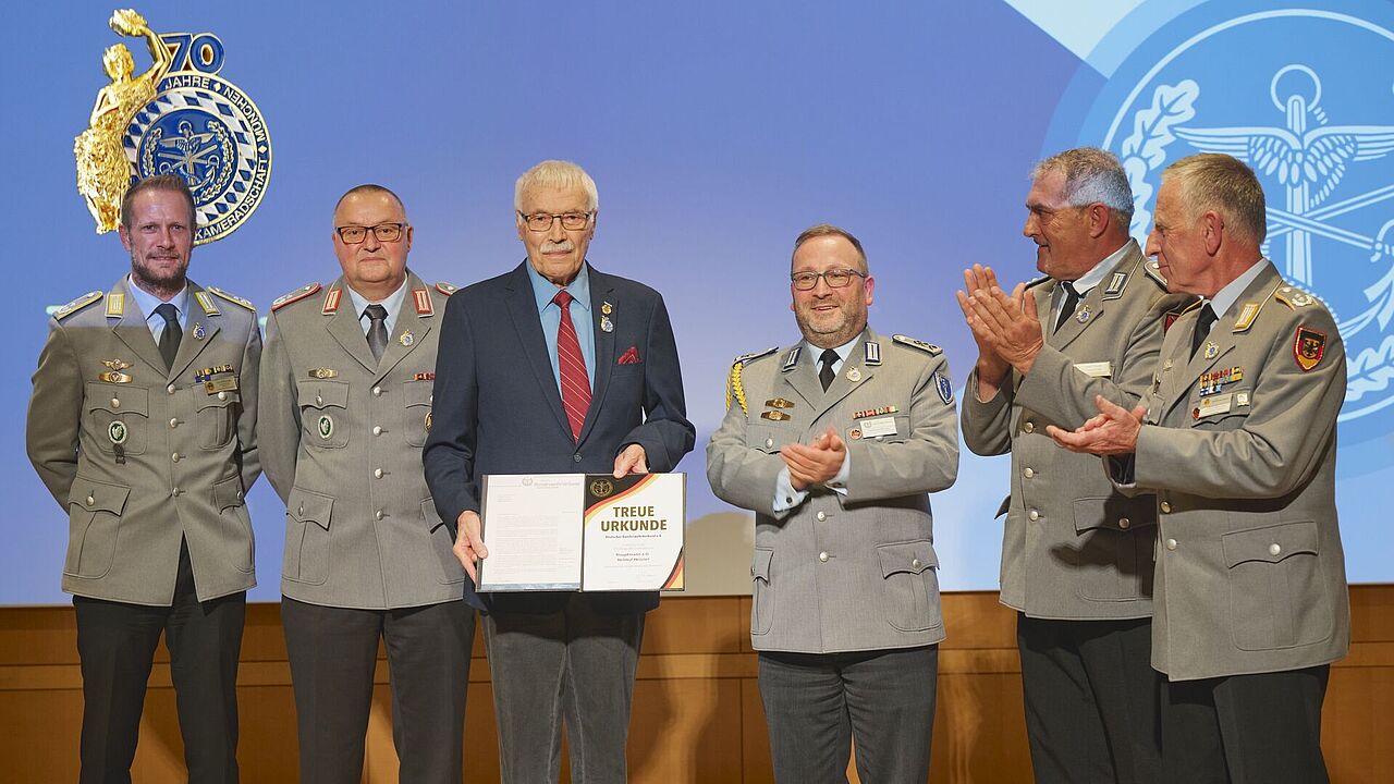 70 Jahre Standortkameradschaft München, 70 Jahre Deutscher BundeswehrVerband, 70 Jahre Mitgliedschaft: Die Ehrung von Hauptmann a.D. Helmut Heisner wurde zum bewegenden Höhepunkt des Jubiläumsfestaktes. Foto: Ingo Kaminsky