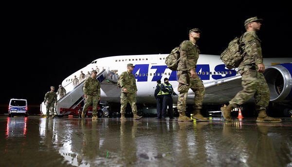 Auf dem Hamburger Flughafen sind Angehörige der 3. US-Infanteriedivision gelandet. Foto: picture alliance/Christian Charisius/dpa