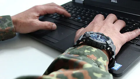 Der SaZ-Onlinetreff des DBwV bietet eine Fülle wichtiger Informationen für Soldatinnen und Soldaten auf Zeit. Symbolfoto: DBwV/Mika Schmidt