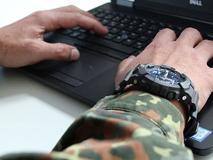 Der SaZ-Onlinetreff des DBwV bietet eine Fülle wichtiger Informationen für Soldatinnen und Soldaten auf Zeit. Symbolfoto: DBwV/Mika Schmidt